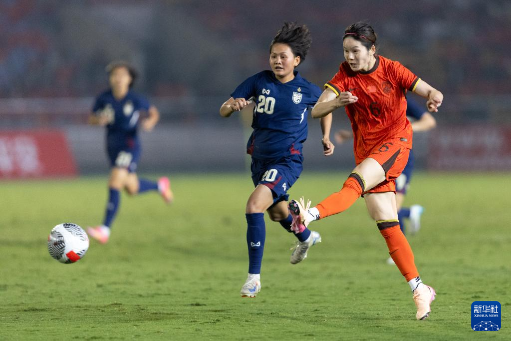 中国队在女子足球比赛上再次获胜，取得好成绩