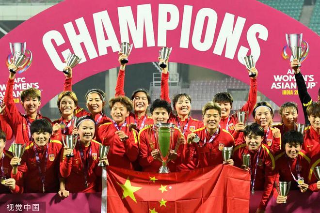 中国女足队员团结协作，取得胜利