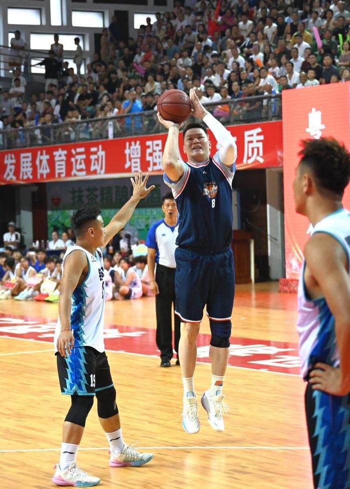 篮球明星签约新球队，球迷兴奋不已