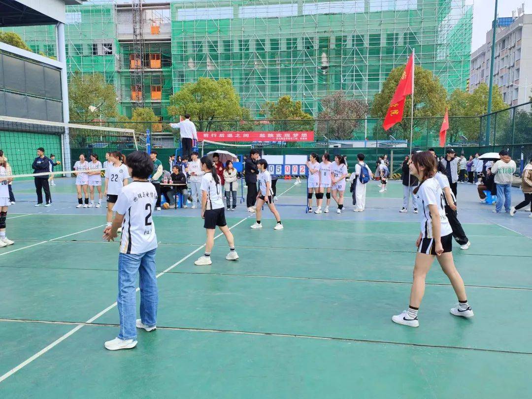 火爆开战:排球选手力争上游 火爆开战:排球选手力争上游