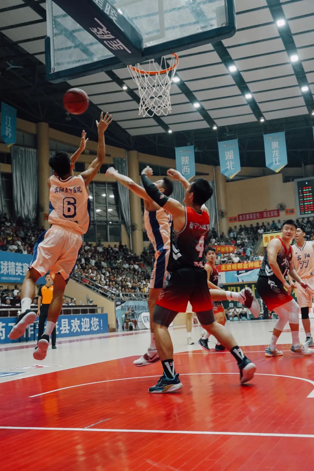 球星篮球联赛迎来巅峰之战,强队威震全场 球星篮球联赛迎来巅峰之战,强队威震全场