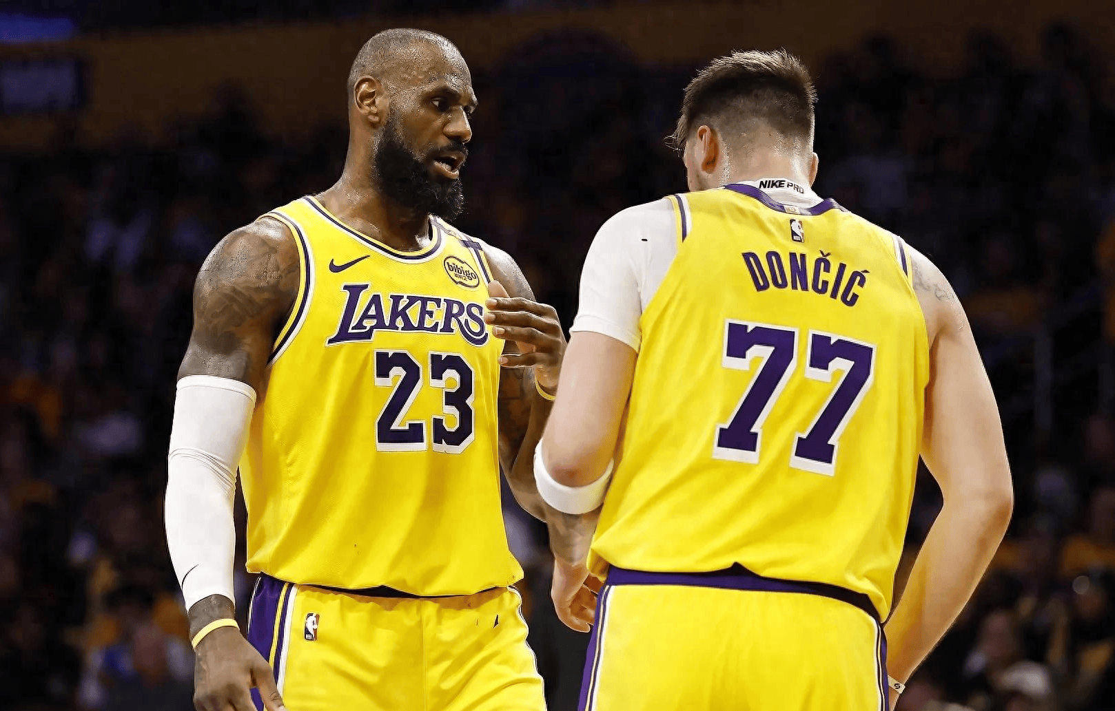 开云官网-湖人大胜鹈鹕，詹姆斯豪取三双数据