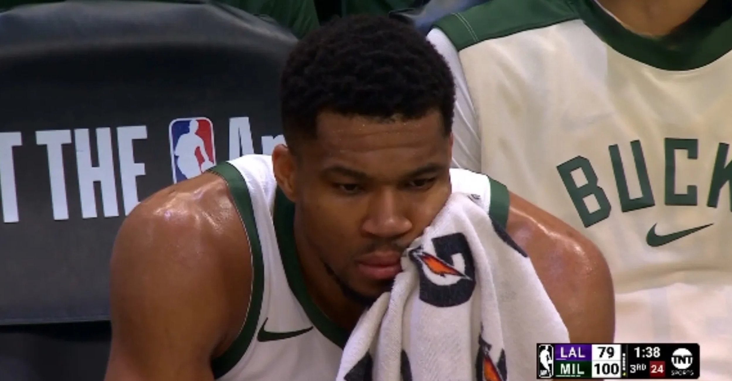 雄鹿队遭遇重大伤病,球队战绩受影响 雄鹿队遭遇重大伤病,球队战绩受影响