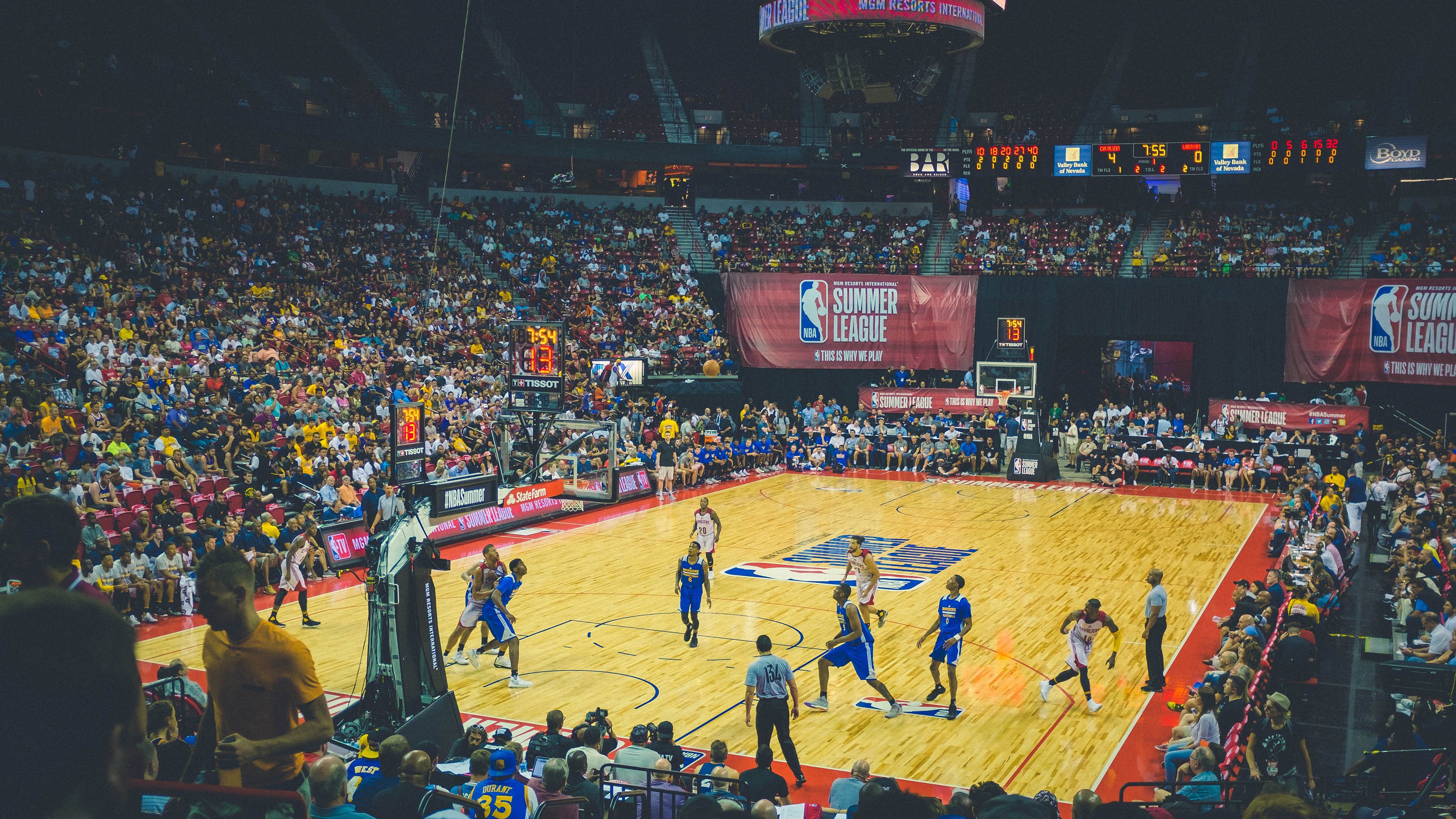 赛道轰鸣启新篇 绿茵绝杀定乾坤